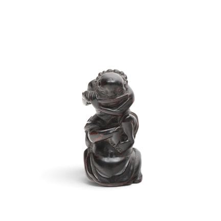 Japon, netsuke en corail noir représentant deux pê