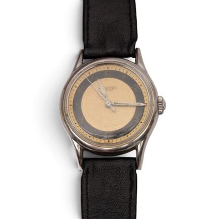 Universal, une montre-bracelet en acier des années