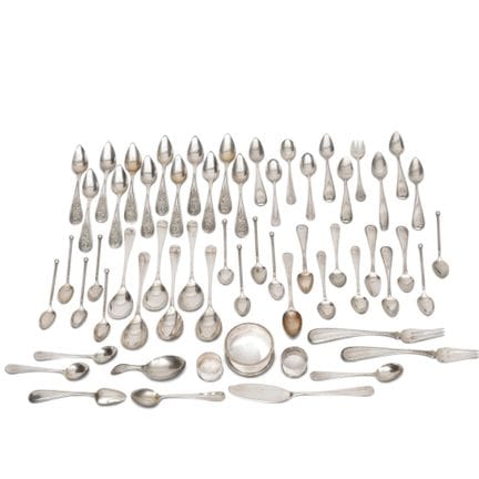 Diverses cuillères à thé, un pouce à thé et de pet