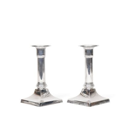 Alemania, par de candelabros, base rectangular con