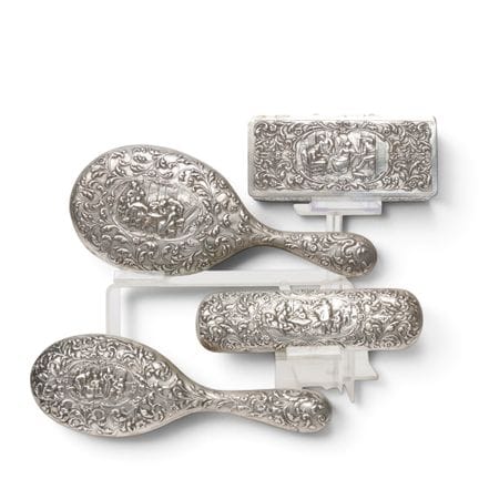 Ensemble de toilette en quatre pièces orné de dive