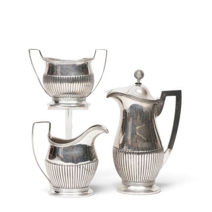Ensemble de trois pièces : carafe à eau, sucrier e