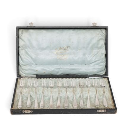 Lot de douze fourchettes à gâteau et étui, vers 19