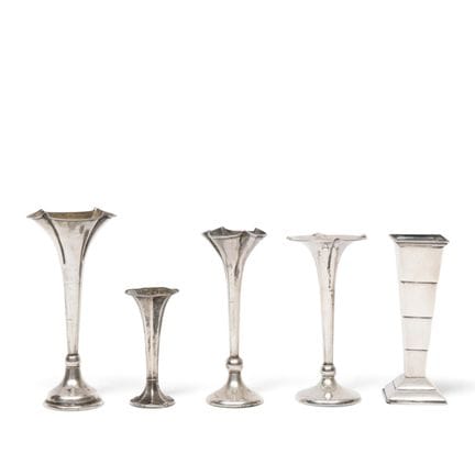 Cinq petits vases à fleurs variés, dont Art déco, 