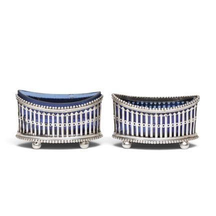 Paire de salières en forme de barque avec des réci