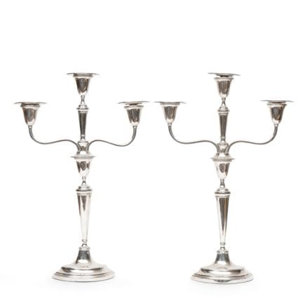Par de candelabros de una luz con accesorios para 