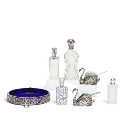 Trois cristaux divers, un flacon de parfum en porc