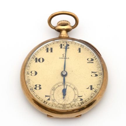 Omega, une montre de poche en or. Le cadran de cou