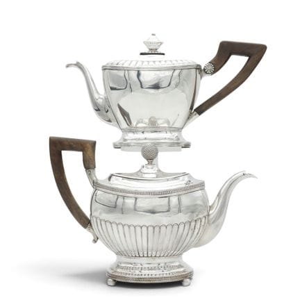 Deux théières différentes, de style Biedermeier : 
