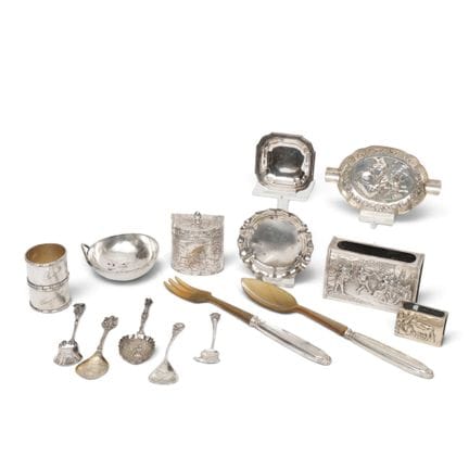 Assortiment d'argenterie comprenant une boîte à th