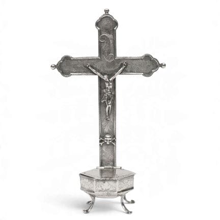 Bénitier orné d'une croix, d'un crucifix et du crâ