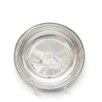 Plat rond martelé, vers 1925, bord bombé orné de n
