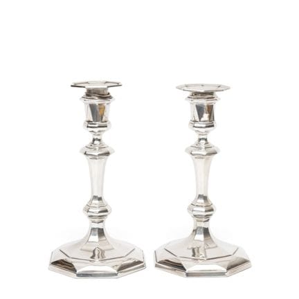 Inglaterra, par de candelabros de mesa, Art Déco, 