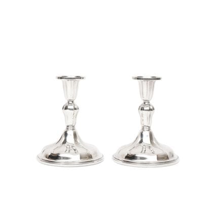 Noruega, par de candelabros, siglo XX, modelo redo