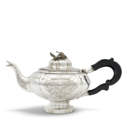 Théière, style Biedermeier, corps bombé et lobé re