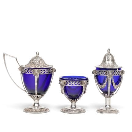 Ensemble de trois pièces (poivrière, salière et mo