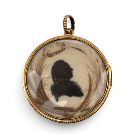 A mourning pendant, ca. 1820. Depicting a painted 
