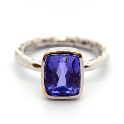 Bague en or blanc faite à la main avec une tanzani