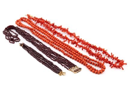 Un sautoir en corail et verre noir, les perles en 