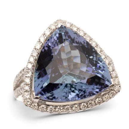 Une bague en tanzanite et diamants, sertie d'une t