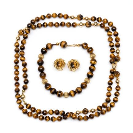 Un collier, un bracelet et une paire de boucles d'