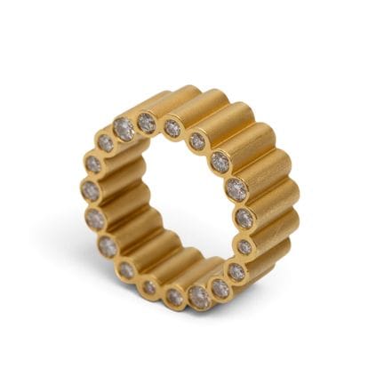 Une bague moderne sertie de diamants, composée d'o