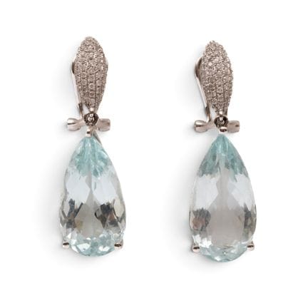 Une paire de boucles d'oreilles en aigue-marine et
