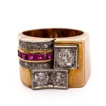 Bague rétro sertie de diamants et de rubis. La par