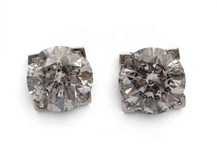 Une paire de boucles d'oreilles solitaires en diam