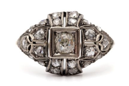 Une bague Art déco sertie au centre d'un diamant a