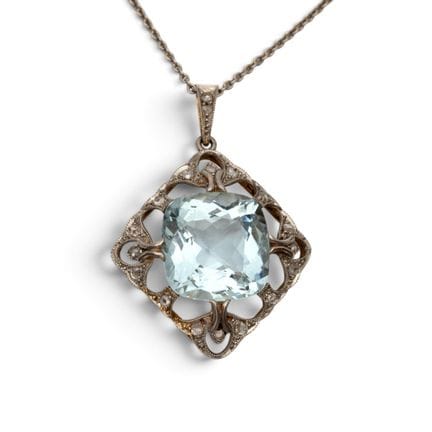 Un pendentif Belle Époque en aigue-marine et diama
