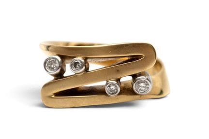 Une bague en diamant au design moderne, en forme d