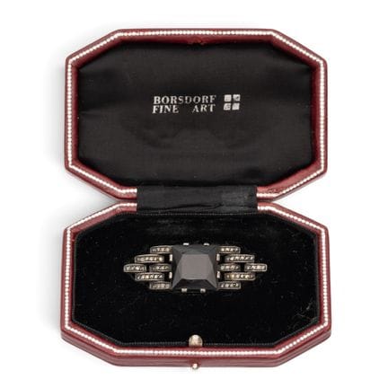 Une broche en onyx et marcassite signée Theodor Fa