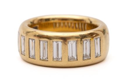 Une bague en diamant au design épuré. La partie su