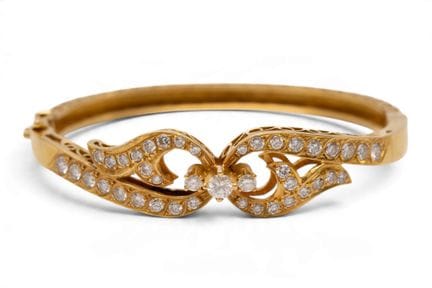 Un bracelet rigide en diamants. La face avant est 