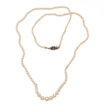 Un collier de perles en cascade. Probablement des 