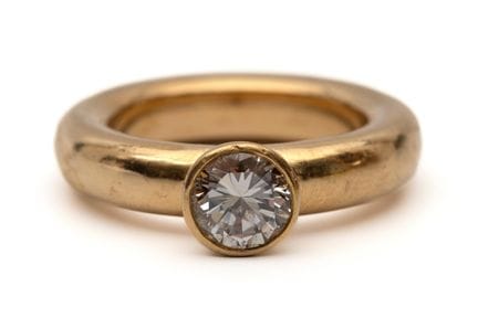 Une bague solitaire avec un diamant imposant, sert