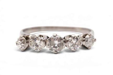 Une bague à cinq diamants, sertie de diamants tail