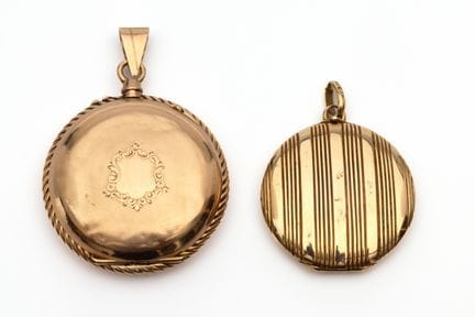 Dos medallones de oro. Uno fabricado a partir de u