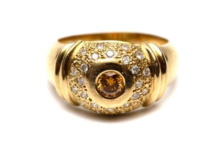 Une bague « bombe » sertie d'un diamant jaune tail