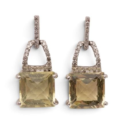 Une paire de boucles d'oreilles en diamants et qua