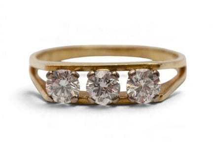 Une bague à trois diamants, sertie de diamants tai