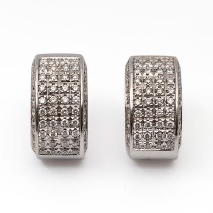 Une paire de boucles d'oreilles créoles en diamant