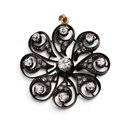 Un pendentif en diamant en forme de rosette ajouré