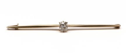 Une broche en forme d'hélice en diamant. Sertie au