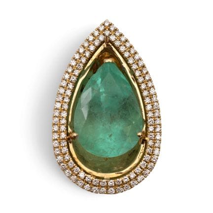 Un pendentif en forme de goutte, serti d'une émera