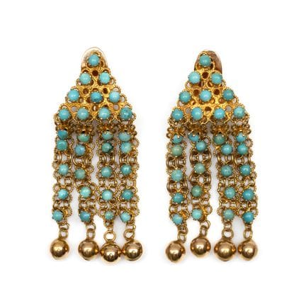 Une paire de boucles d'oreilles en turquoise. Chac
