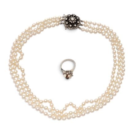 Un collier et une bague en perles. Le collier se c