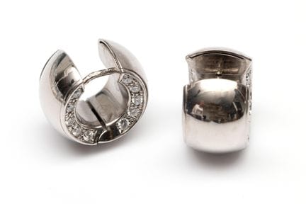 Une paire de boucles d'oreilles créoles en diamant
