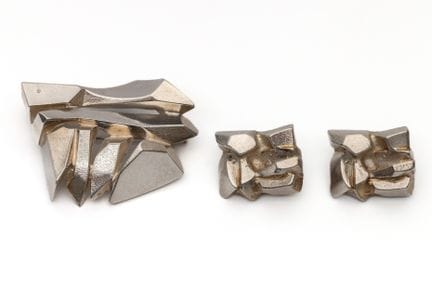 Une broche et des boucles d'oreilles en argent, cr